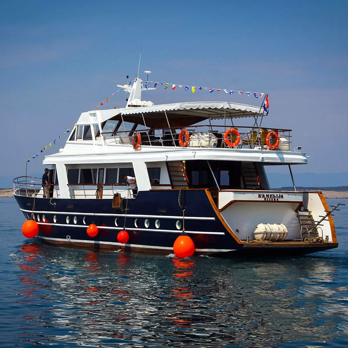 Kamelija at sea